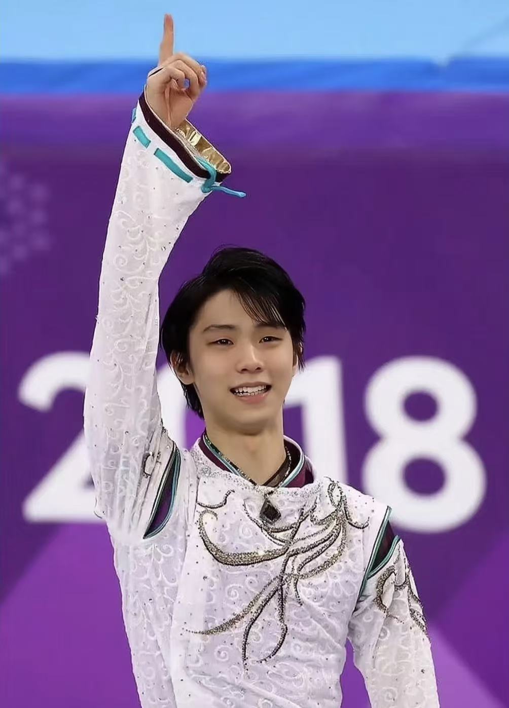 羽生结弦在2018年平昌冬奥会举起食指庆祝